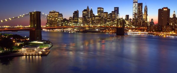 Brooklyn_Bridge,_Downtown_Manhattan,_and_One_World_Trade_Center,_blue_hour_(20222411585)
